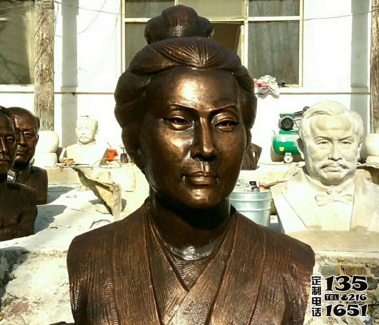 學院公園擺放古代女詞人李清照胸像玻璃鋼仿銅雕塑