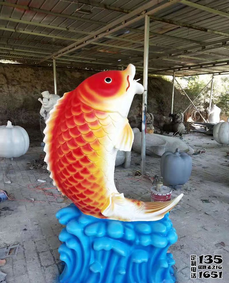 海洋公園擺放的玻璃鋼卡通鯉魚雕塑