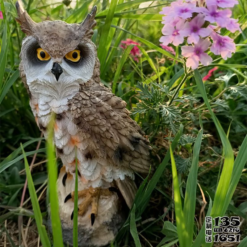 公園草叢中一只玻璃鋼仿真動物貓頭鷹雕塑