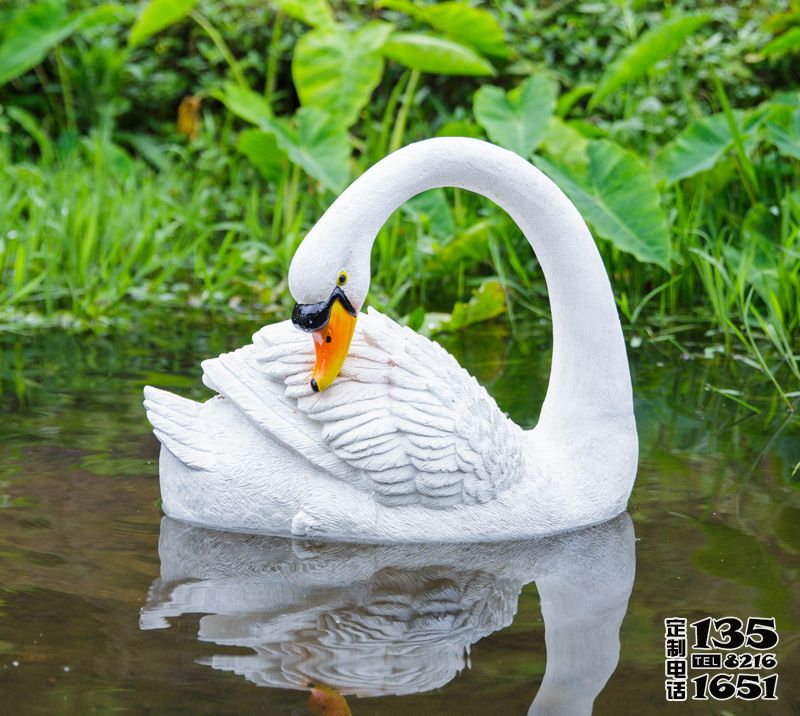 池塘湖邊游泳的玻璃鋼仿真天鵝雕塑